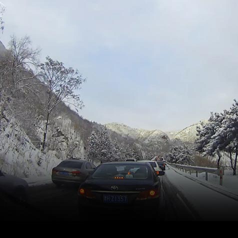 自驾宝—为“享”乐而生  大雪封路,堵成一团