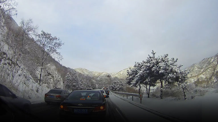 自驾宝—为“享”乐而生  大雪封路,堵成一团